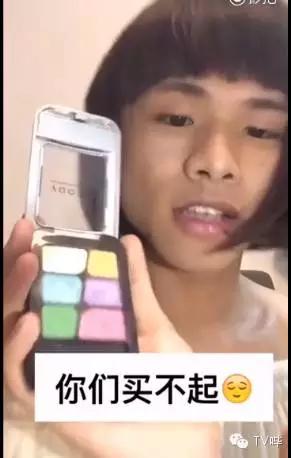 靠一只马克笔化妆为人间*物尤**！深扒网红艾克里里和他的娇喘助理！