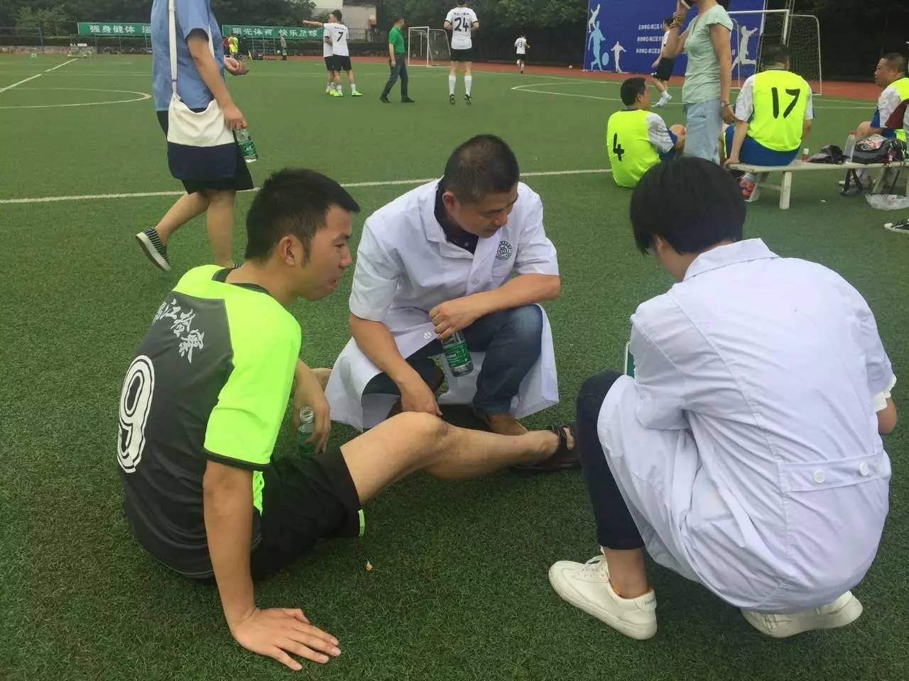 看！足球健儿风采展~（有位可爱的小朋友也入镜了，是谁呢……快来看看吧）