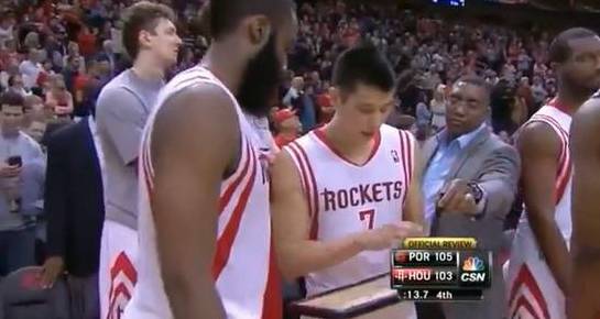 草野球场的年轻人里，总有些逗逼能笑死你