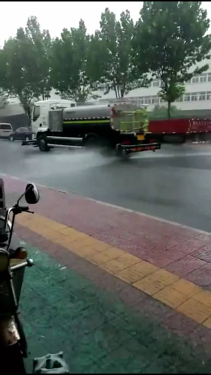 洒水车敬业,洒水车冒雨是敬业吗