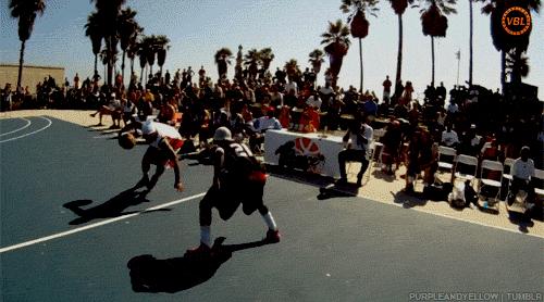 草野球场的年轻人里，总有些逗逼能笑死你