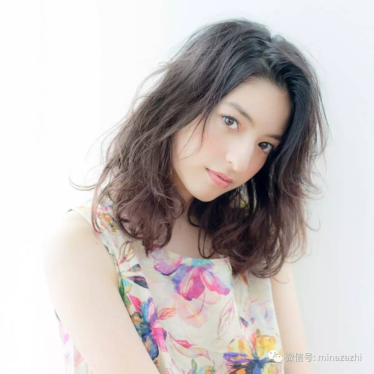 2022年最流行的发型长直发瓜子脸,2021年最流行的高颧骨发型中长发