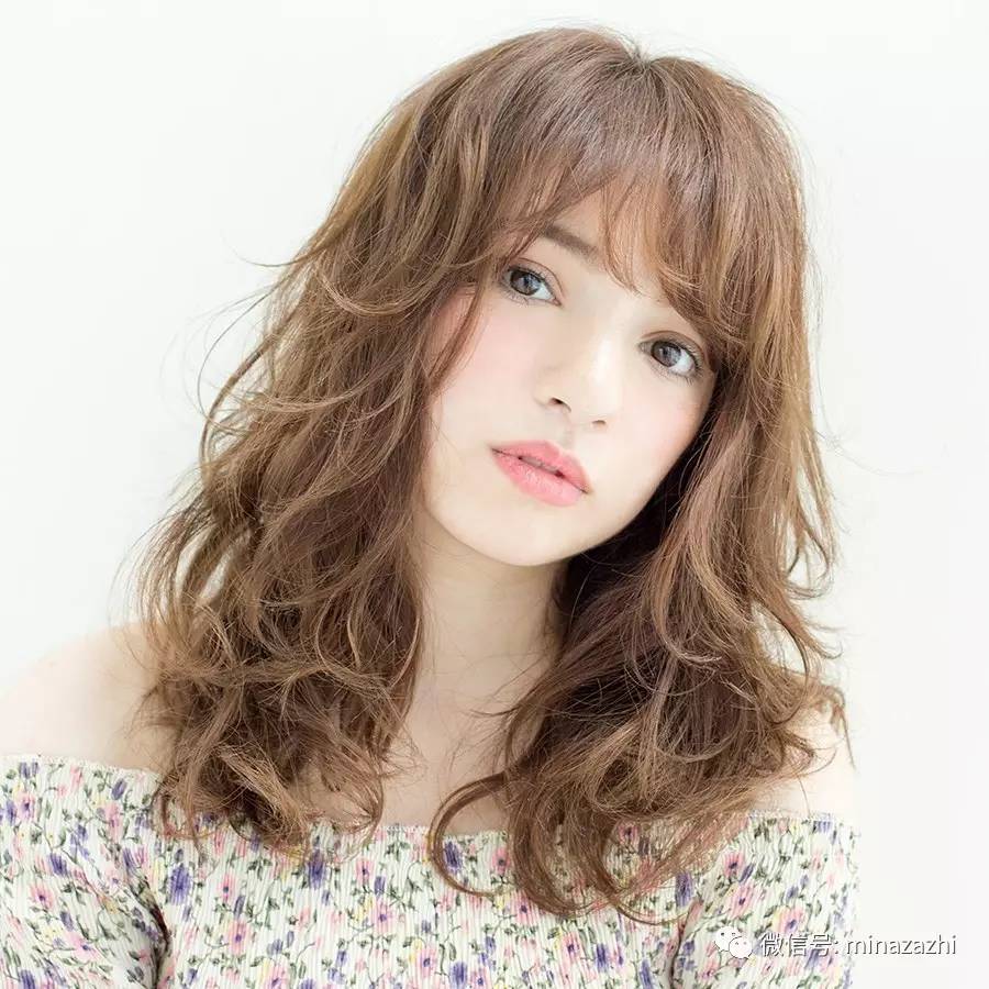 2022年最流行的发型长直发瓜子脸,2021年最流行的高颧骨发型中长发