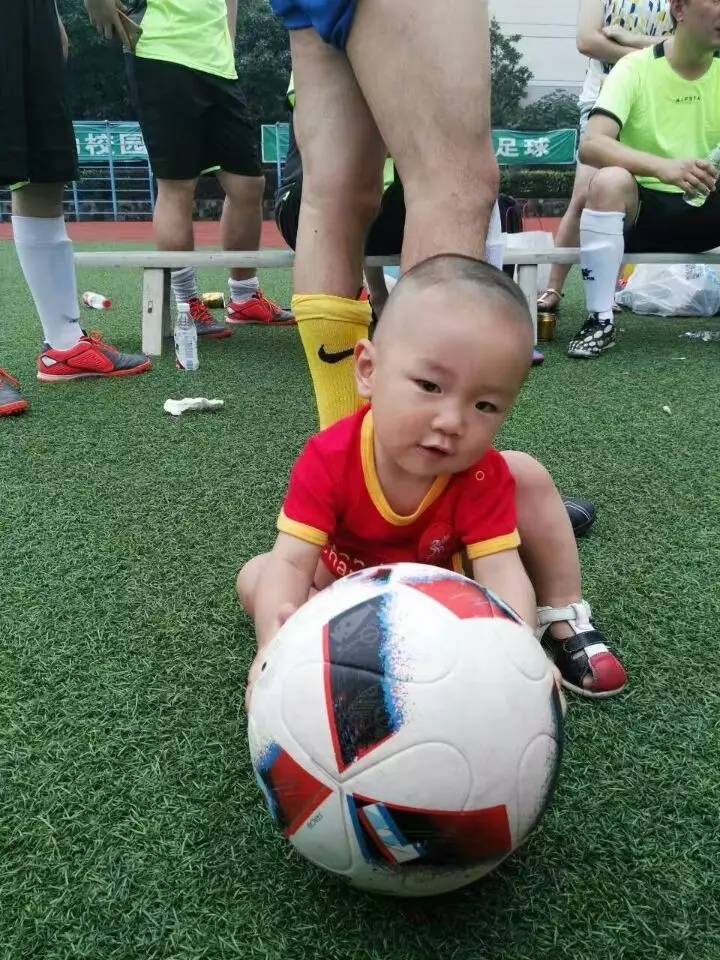 足球少年展风采,看足球的小朋友