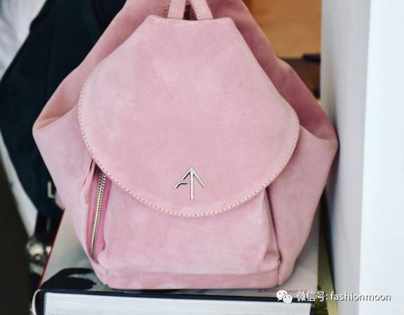 夏天适合背双肩包吗,夏天背双肩包还是斜挎包好看