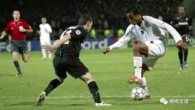 维维运球训练动作,维维足球直塞球教学视频