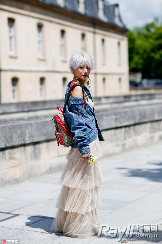 好看又实用的背景包,背双肩包背影