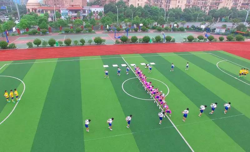 增添足球元素，完全自编自导，并最终一举夺得全区冠军，这能耐真不一般！