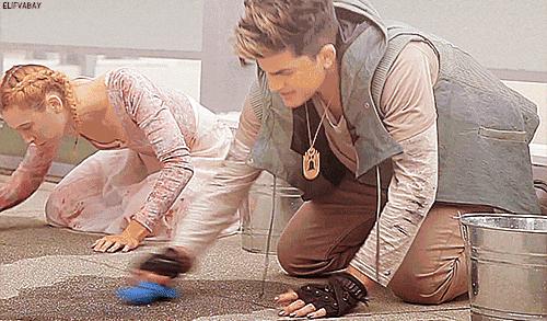 面对被儿子弄得到处都是的沙冰，这个父亲的做法值得每个父母深思