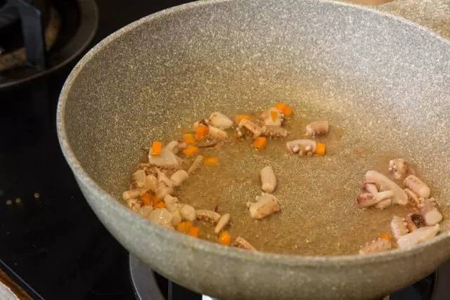 香辣鱿鱼鸡蛋炒饭做法,鱿鱼炒饭鱿鱼怎么炒好吃又嫩