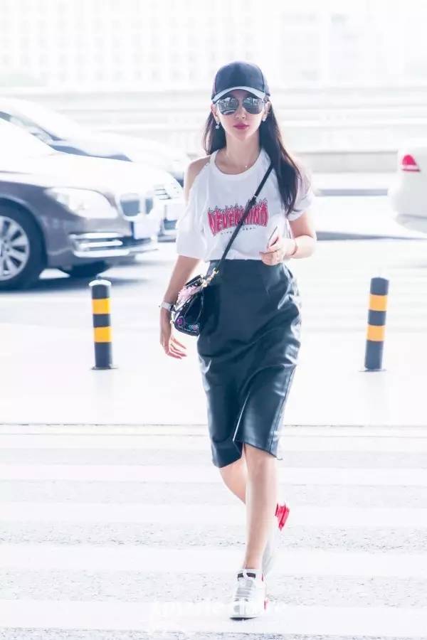 有了大幂幂的基础款女神示范，我把海量白底印花美T穿了个遍