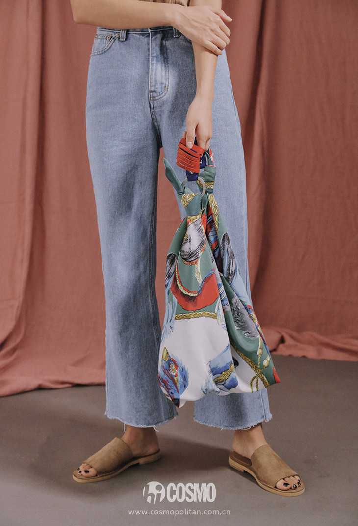 这些衣服太好看每件都想买，老板能预支下月工资不？