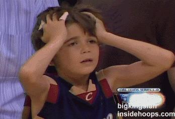 面对被儿子弄得到处都是的沙冰，这个父亲的做法值得每个父母深思