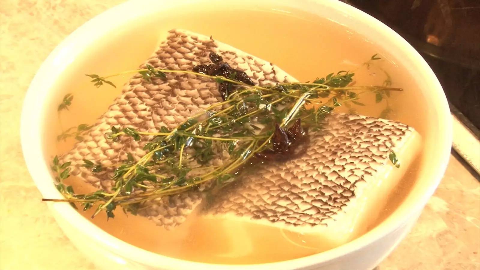 一家开在43楼的空中餐厅，去这里吃饭你得带上两个胃