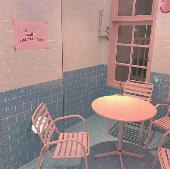 这些衣服太好看每件都想买，老板能预支下月工资不？