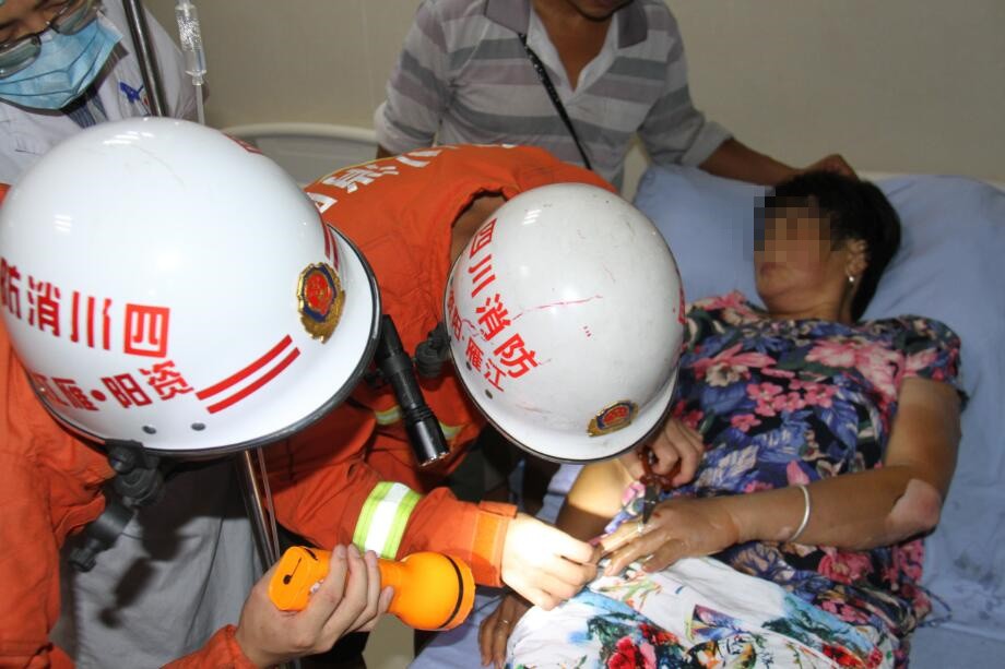 戒指卡住受伤手指消防及时排险,戒指卡手手指肿了求助消防员