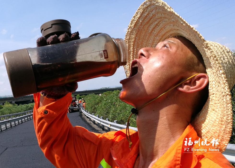 高温下养路工人的坚守,高温下坚守的公路人员