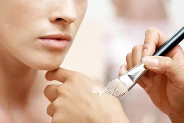 脸上有痘痘和痘印能用粉扑吗,化妆品过敏痘印怎么消除