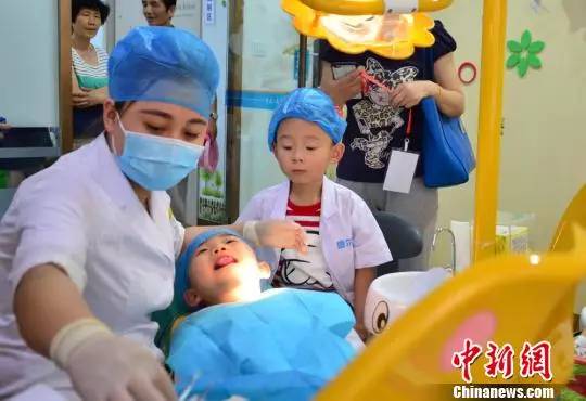 老牙缝隙太大经常塞牙怎么办,总塞牙怎么彻底解决