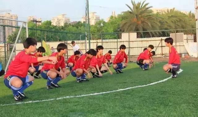 这群15岁就会结婚的女孩，一边捡垃圾一边踢球，竟连续三年勇夺世界冠军