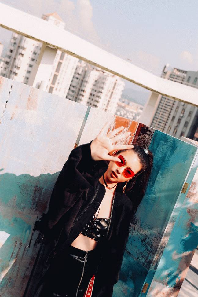 脱下校服，变成教导主任最讨厌的模样