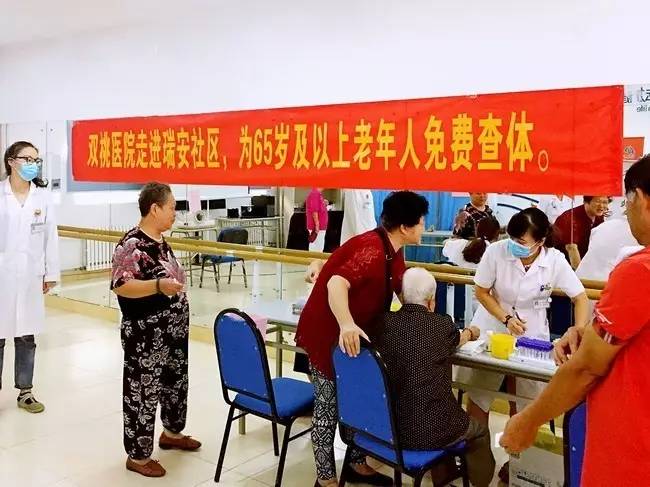 为关爱老人的小伙子点赞,关爱老人为村两委点赞