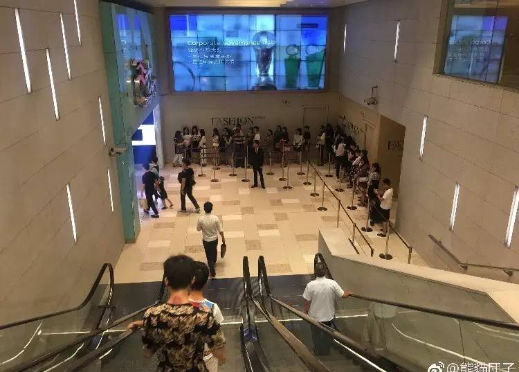 册那！国金中心LadyM一大早就排队5小时，一个2000多的价目表居然是假的……