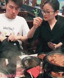 还有比这更尴尬的首次约会吗？女子捡屎被卡住