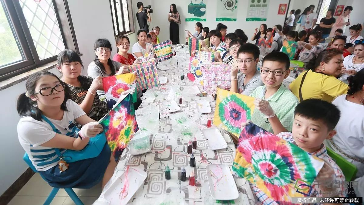 每日美图·喜迎十九大｜第80期：北京和田两地儿童共同感受传统工艺