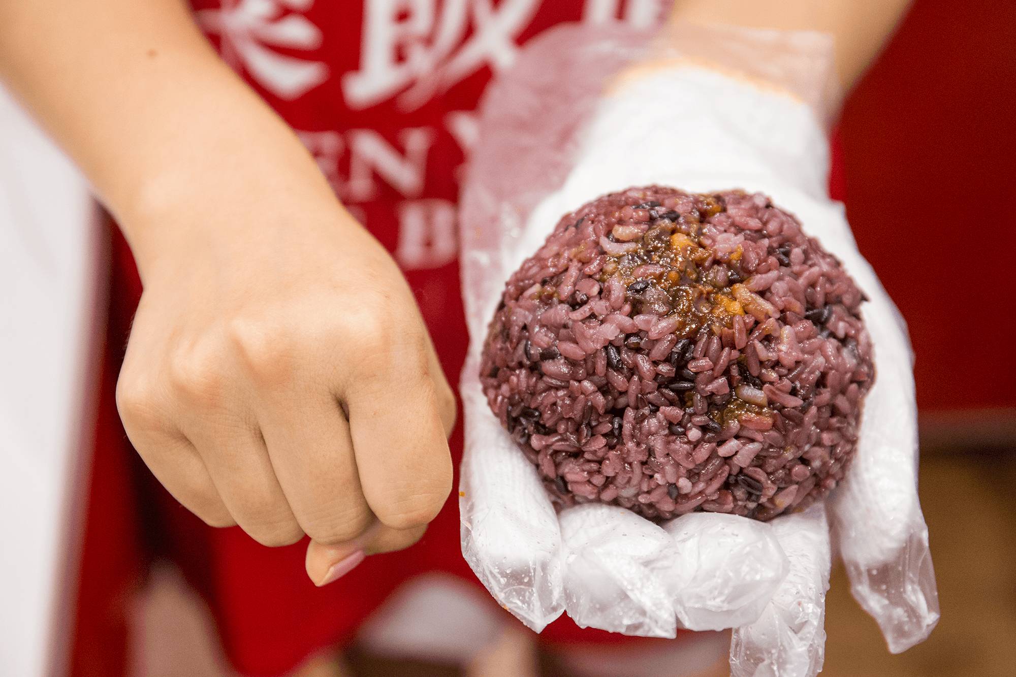 还吃啥子小面！称霸魔都25年的网红饭团杀来重庆，7块钱就能胀翻！