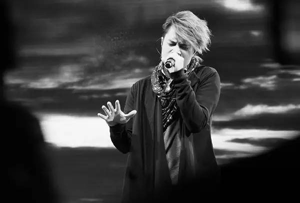 吴克群失聪，杰伦先天脊椎病，还有人录制现场心脏病发，乐坛创作型歌手压力大啊！