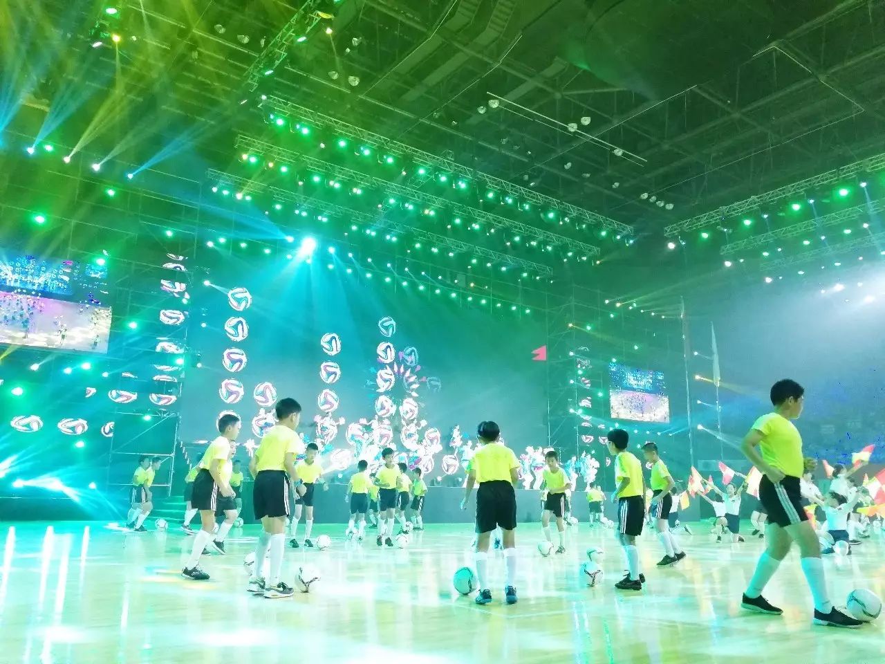 新静安第一届运动会开幕式,静安新体育中心活动看台