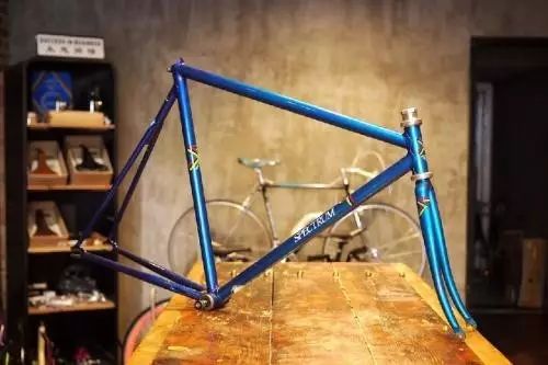 两轮摩托车比四轮的酷,两轮比四轮更浪漫