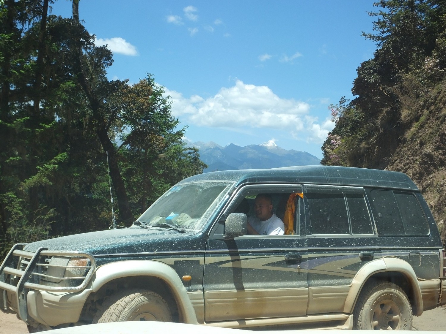 泸亚东线沿途风景,泸亚线穿越原始森林