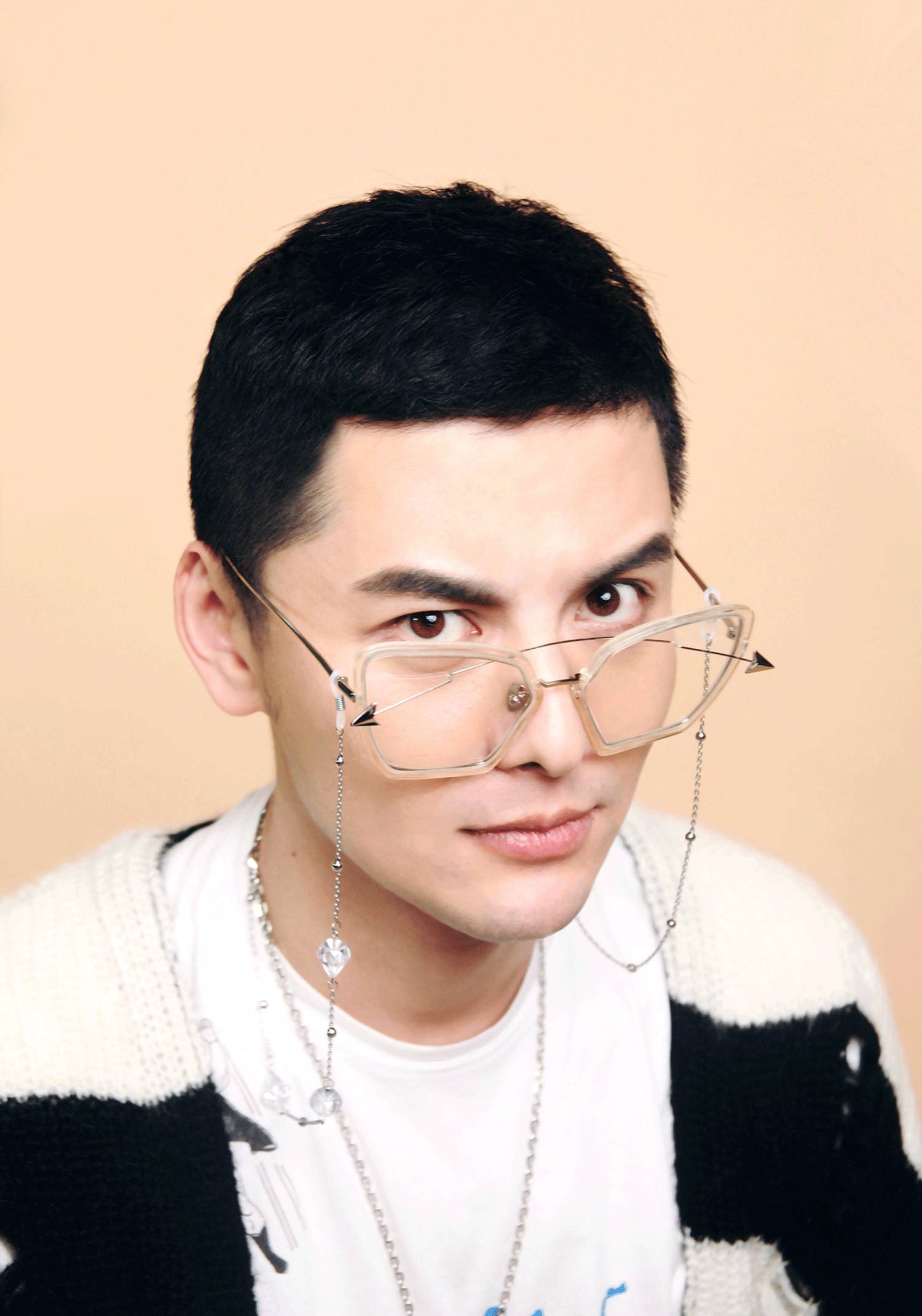 适合圆脸短脸戴的太阳眼镜,圆脸大脸适合的眼镜测评