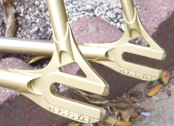 两轮摩托车比四轮的酷,两轮比四轮更浪漫