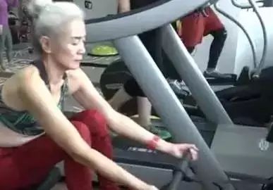 72岁奶奶坚持健身毅力不输年轻人,71岁天津老太太健身