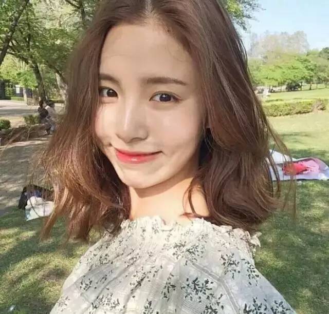 头发怎么弄卷发会持久,适合头发少且减龄的卷发