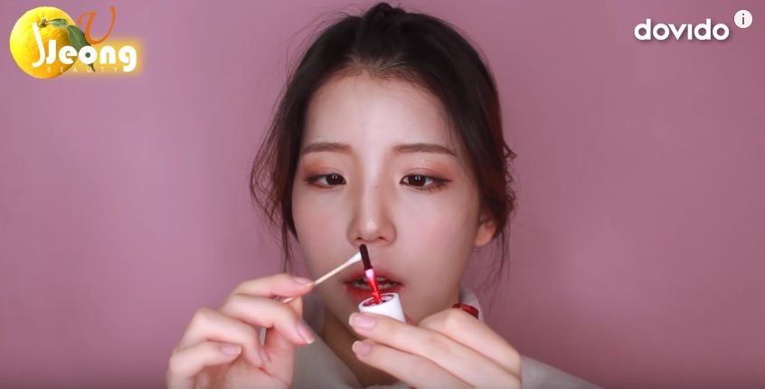 害怕浆果色涂完唇膏“血盆大口”?给你3招