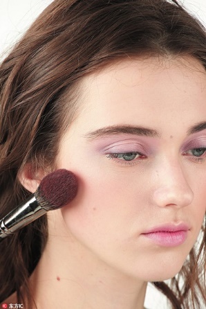 腮红颜色怎么选高颧骨,腮红正确选择什么肤色