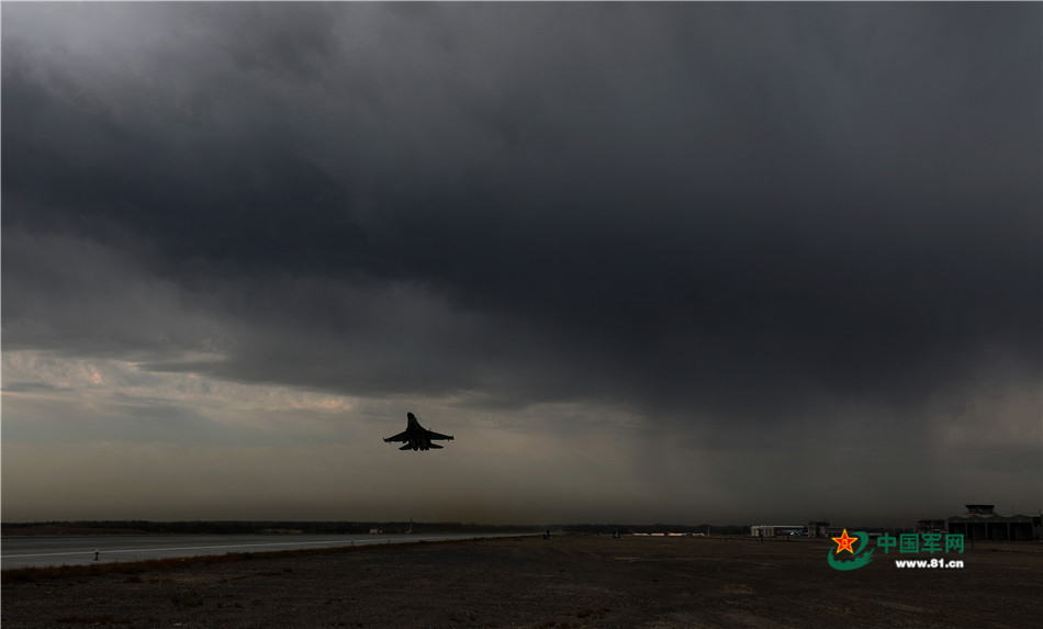 相约长空：巴方空军少将体验飞行中方先进战机