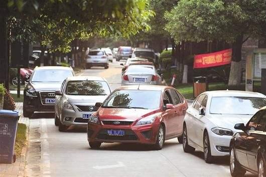 我的车停在车位上被撞了如何处理,停在车位里被别人撞了怎么弄