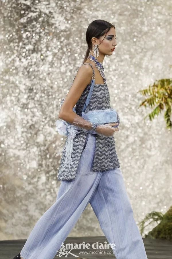 跟GD和表姐来到香奈儿“水帘洞”，看完我开始期待下雨天！