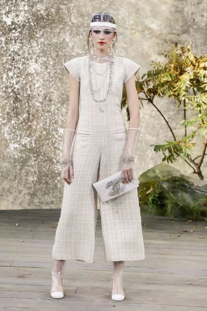 叹为观止！香奈儿把瀑布搬到了大皇宫！猜猜刘雯最近朋友圈发了什么？