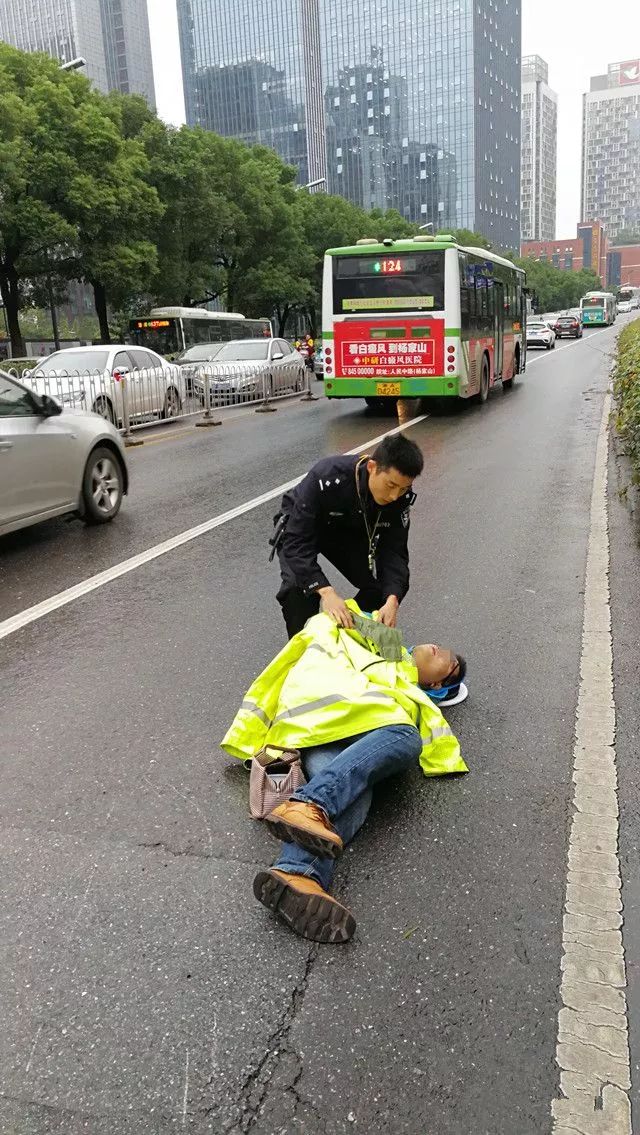 交警脱下雨衣的视频,交警脱下警帽的视频
