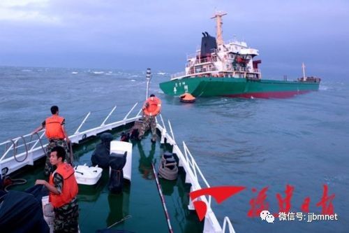 惊！泉州：一女子欲跳河轻生/一货轮在晋江海域触礁16名船员被困船上/泉州又一高速路通车在即！