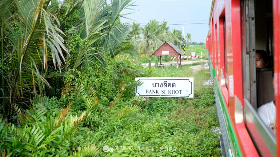 坐着小马车去赶集,坐着大巴去赶集