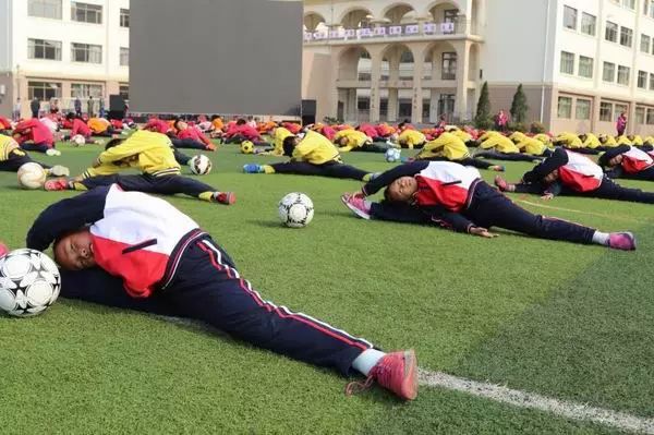 校园|直播点击率过21万:中心小学足球特色震撼来袭