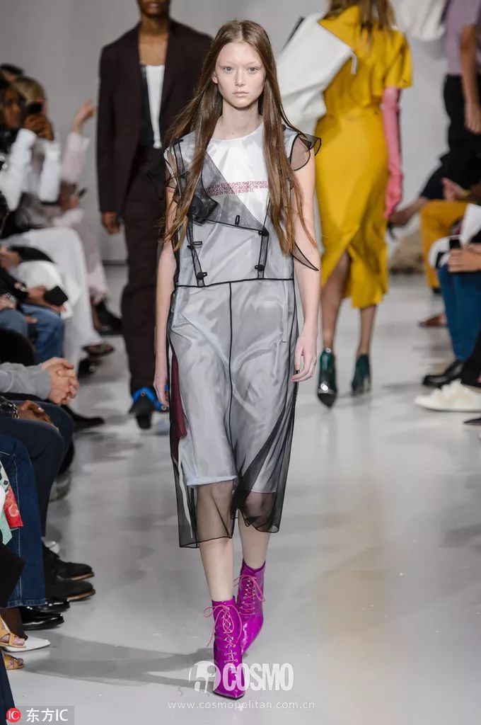 时髦办｜“透明塑料”成新流行！再也不怕下雨天咯