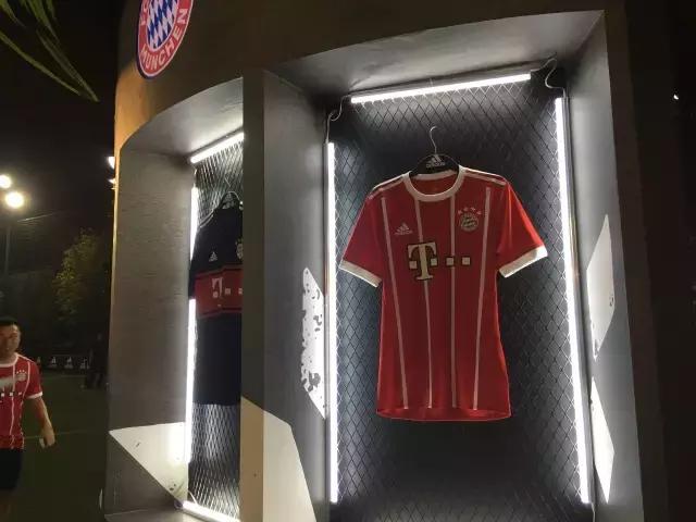 原来有一种见面会的乐趣不比一场球赛少｜阿迪达斯带你在上海看拜仁球员玩蹴鞠